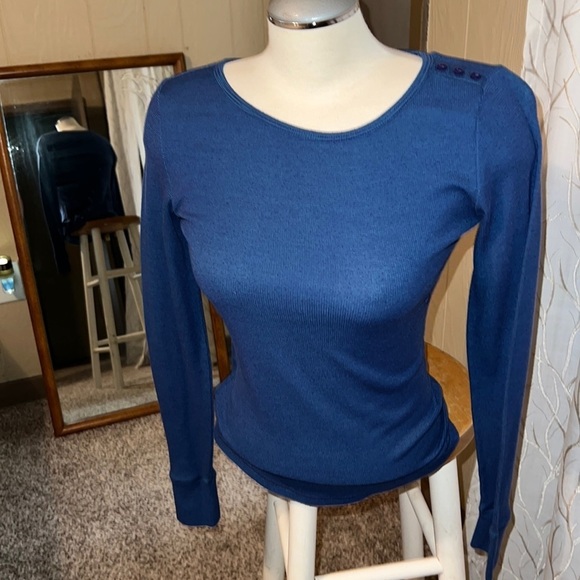 🛍️Blue long sleeves t-shirt. - Picture 1 of 6